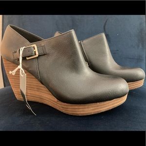 NWT 8.5 M Dr. scholl’s wedge ankle bootie. Faux leather Black with gold buckle